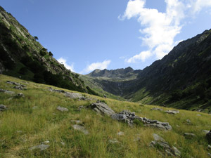 Terminati gli alberi vediamo il Piz Martel in fondo alla valle