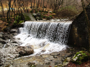 Un salto artificiale del torrente