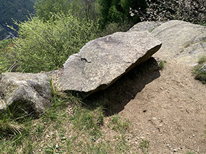 Una pietra piatta con funzione di panca
