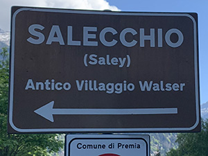Strada per Salecchio alla sinistra