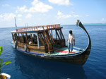 S189 (202680 byte) - A dhoni, traditional Maldivian boat