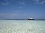 S190 (145571 byte) - Boats near the reef