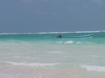 S61 (124199 byte) - Una spiaggia a Tulun e una barca vicino alla riva